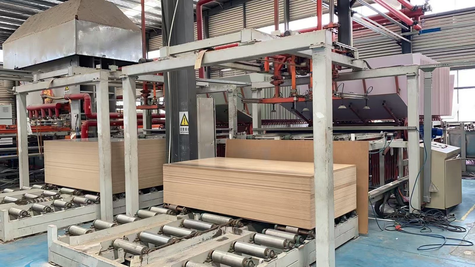 Hot press equipment for plywood manufacturing